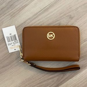 Brand New!! Michael Kors Fulton Large Flat Multifunctional Leather wallet